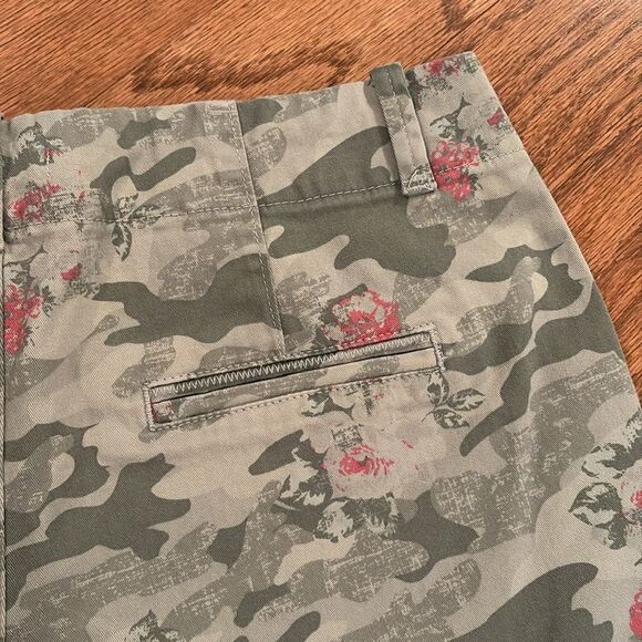 NWT Maurice, camo shorts with a cute pink flower- size 9/10🌸 - Picture 8 of 9